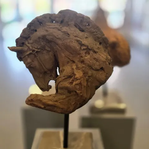 CEM GÜNEY ÇEVİKBAŞ — “Likya'nın atları”, 2025 "Likya'nın atları" eseri CEM GÜNEY ÇEVİKBAŞ tarafından 2025 yılında 30x30x12 cm ölçülerinde Polyester, demir tozu tekniği ile yapılmıştır.