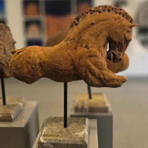 CEM GÜNEY ÇEVİKBAŞ — “Likya'nın atları”, 2025 "Likya'nın atları" eseri CEM GÜNEY ÇEVİKBAŞ tarafından 2025 yılında 60x40x20 cm ölçülerinde Polyester, demir tozu tekniği ile yapılmıştır.