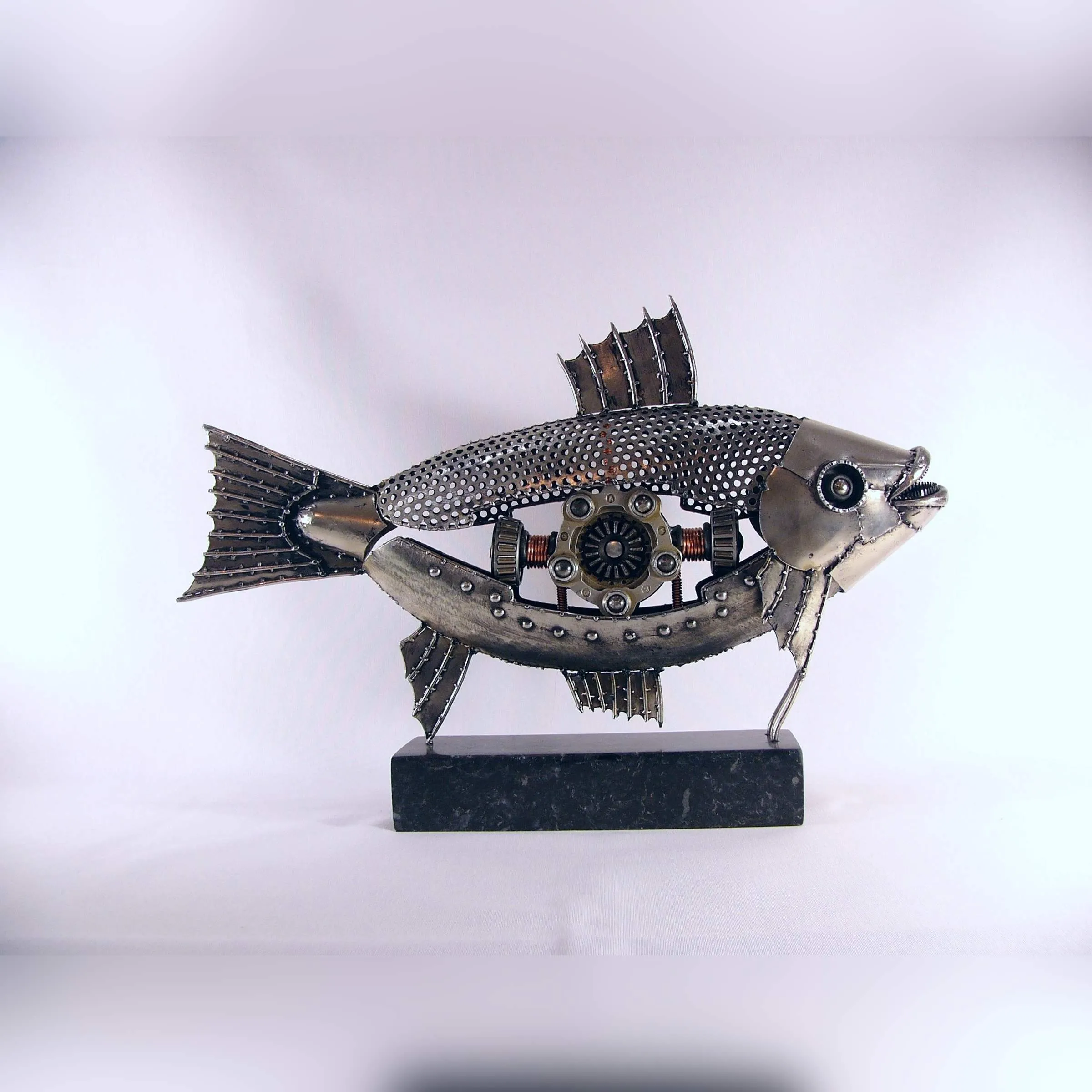 "Büyük balık" eseri ÖZER AKTAŞ tarafından 2025 yılında 37x53x10 cm ölçülerinde Metal heykel tekniği ile yapılmıştır.