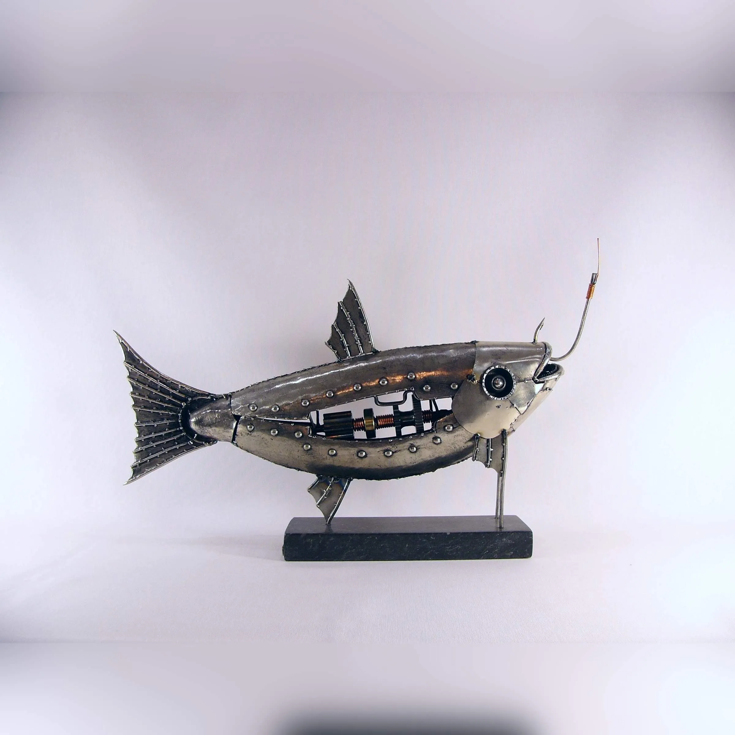 "Balık" eseri ÖZER AKTAŞ tarafından 2025 yılında 30x55x10 cm ölçülerinde Metal heykel tekniği ile yapılmıştır.