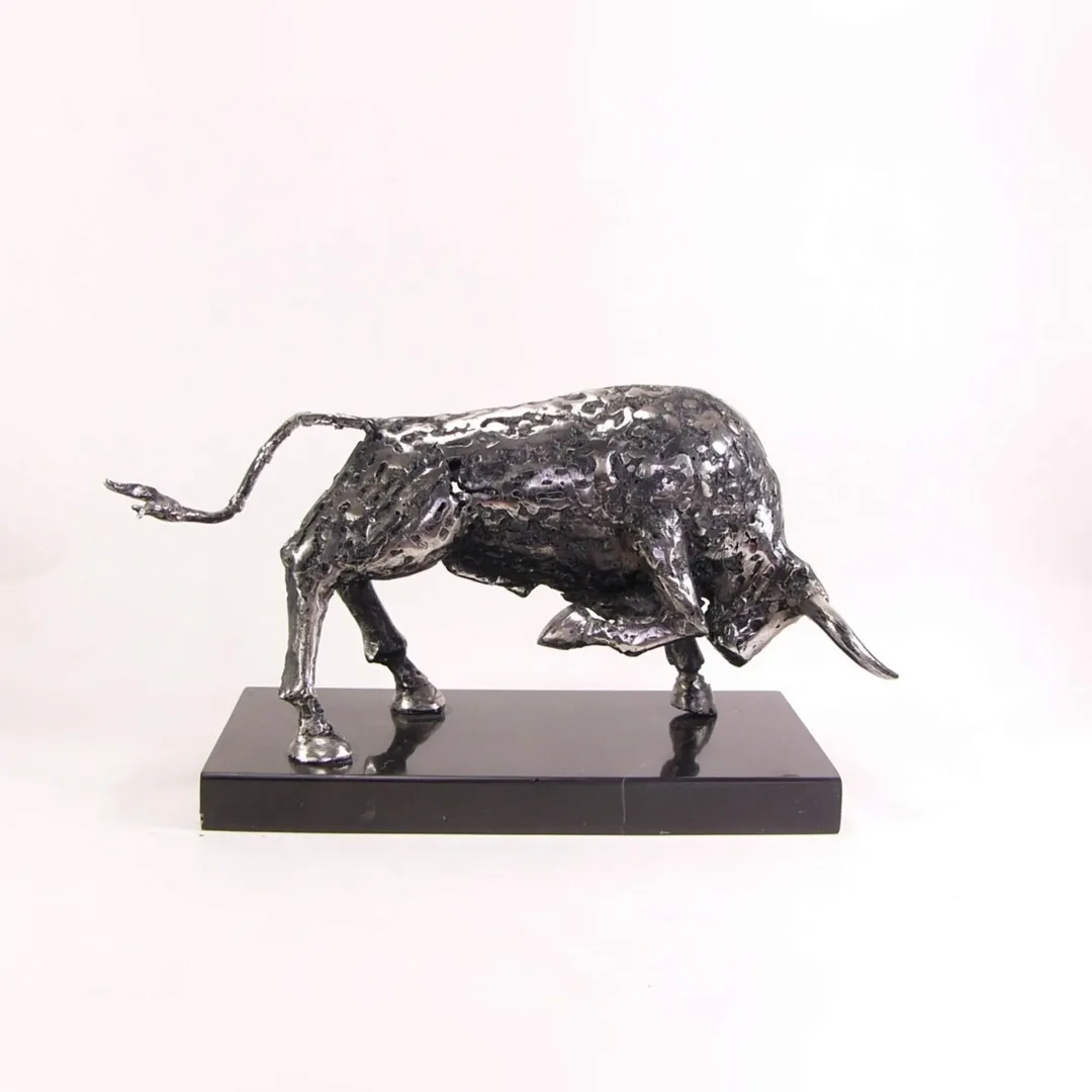 yakınlaştır "Boğa" eseri ÖZER AKTAŞ tarafından 2025 yılında 15x28x11 cm ölçülerinde Metal heykel tekniği ile yapılmıştır.