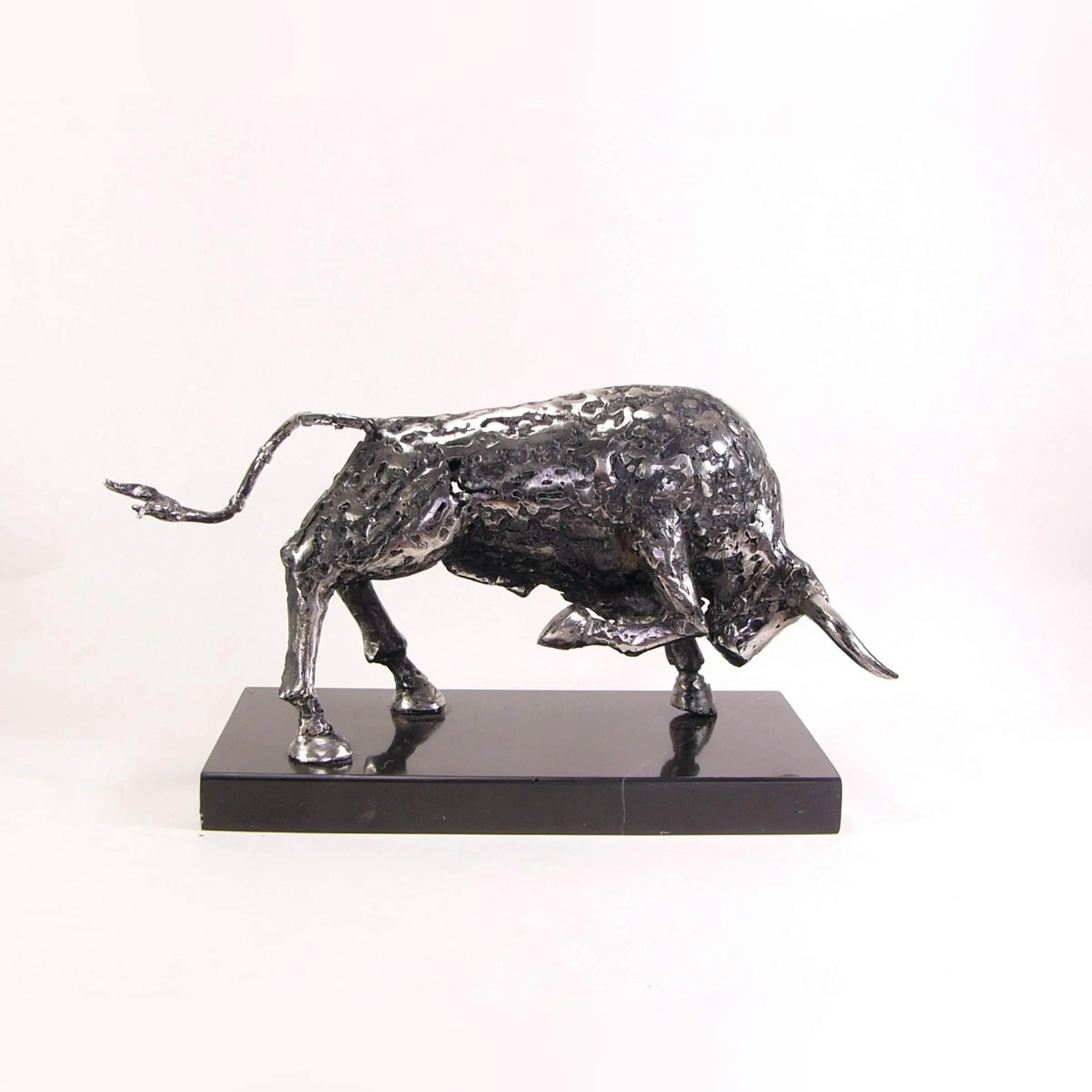 "Boğa" eseri ÖZER AKTAŞ tarafından 2025 yılında 15x28x11 cm ölçülerinde Metal heykel tekniği ile yapılmıştır.