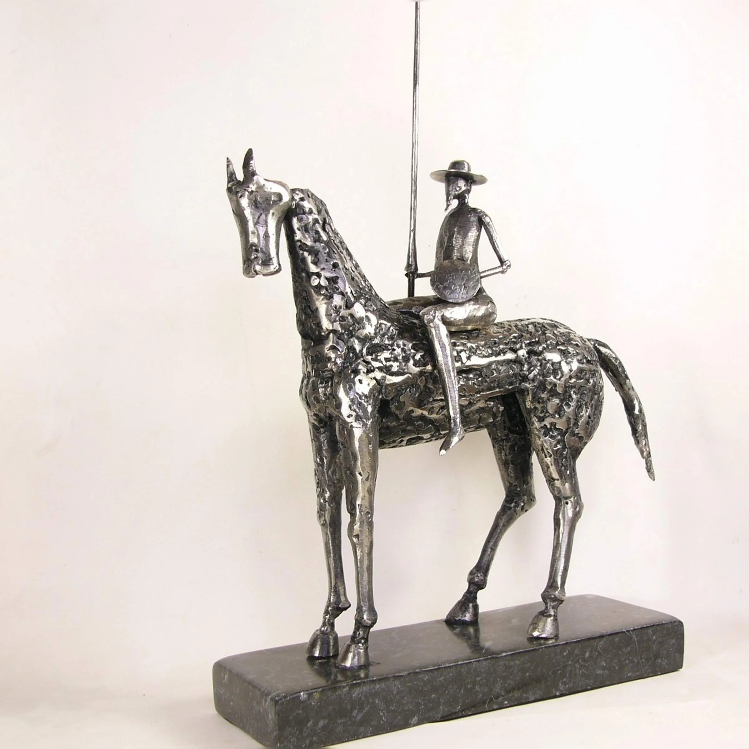 "Don Kişot" eseri ÖZER AKTAŞ tarafından 2025 yılında 40x26x8 cm ölçülerinde Metal heykel tekniği ile yapılmıştır.