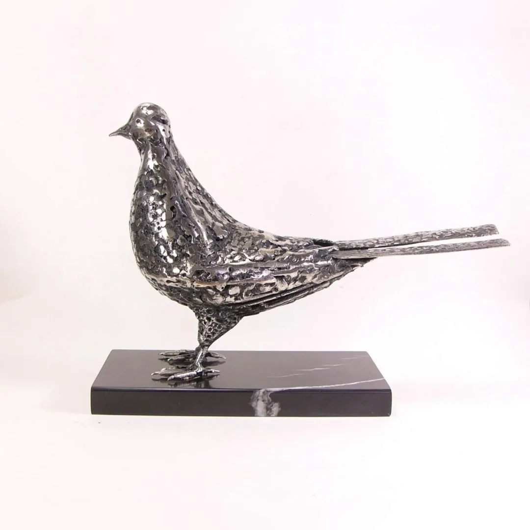 yakınlaştır "Güvercin" eseri ÖZER AKTAŞ tarafından 2025 yılında 23x32x11 cm ölçülerinde Metal heykel tekniği ile yapılmıştır.