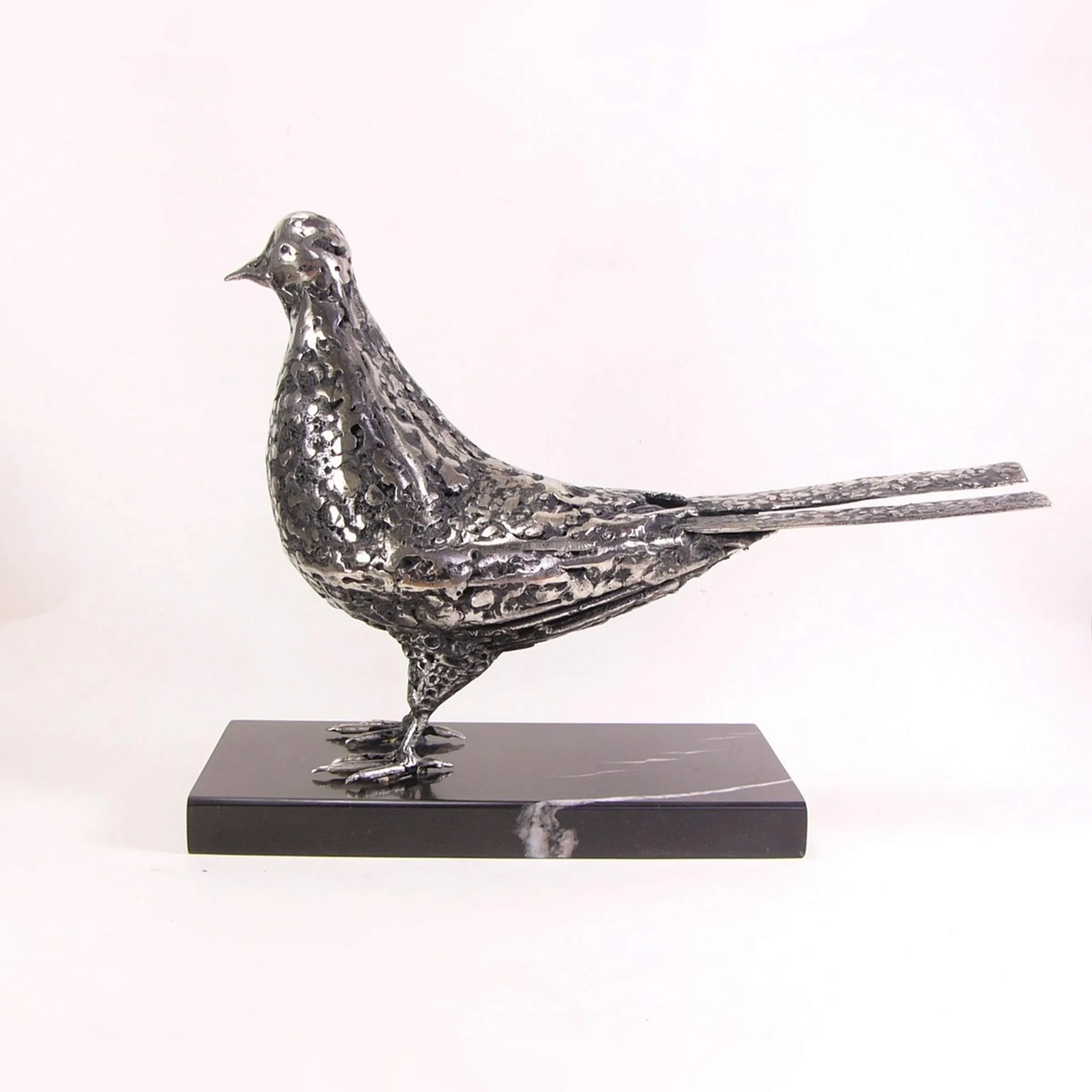 "Güvercin" eseri ÖZER AKTAŞ tarafından 2025 yılında 23x32x11 cm ölçülerinde Metal heykel tekniği ile yapılmıştır.