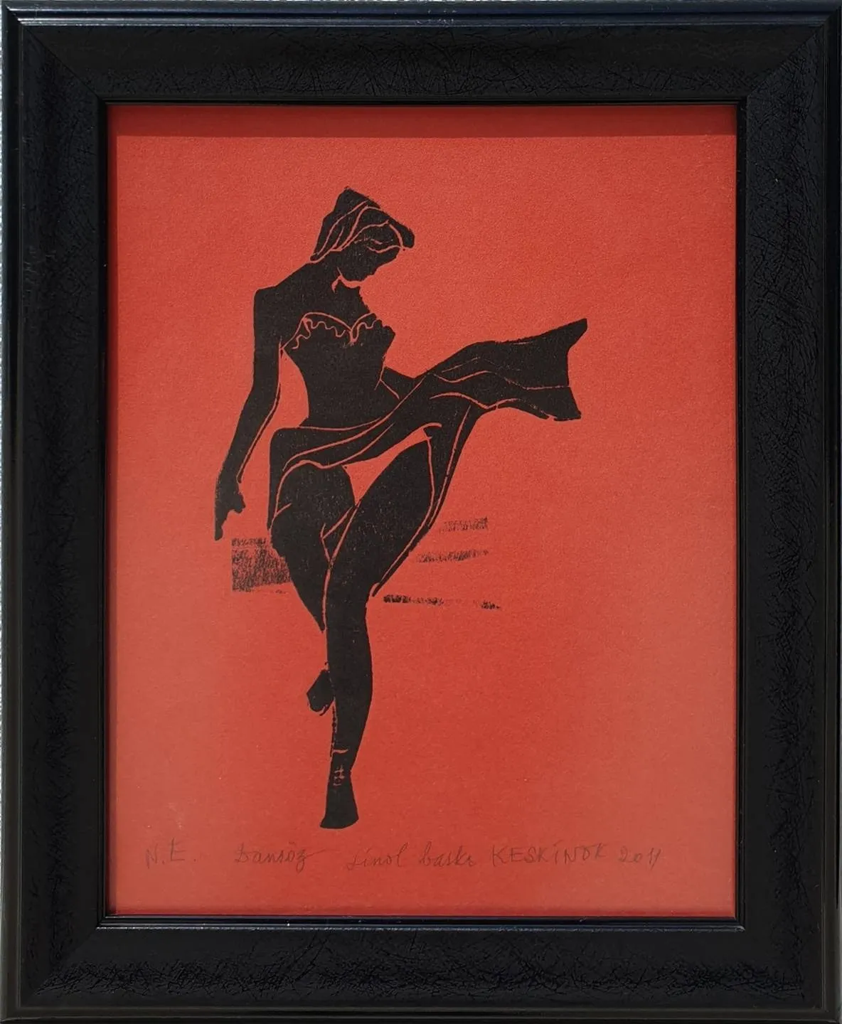 "Dansöz" eseri KAYIHAN KESKİNOK tarafından 2011 yılında 31x24 cm ölçülerinde Linol Baskı tekniği ile yapılmıştır.