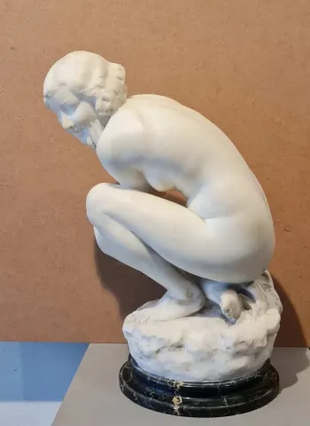 ALFREDO MORELLI — “Kadın Heykeli” "Kadın Heykeli" eseri ALFREDO MORELLI tarafından 43x30x21 cm ölçülerinde Carrara Mermeri tekniği ile yapılmıştır.