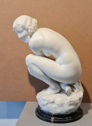 "Kadın Heykeli" eseri ALFREDO MORELLI tarafından 43x30x21 cm ölçülerinde Carrara Mermeri tekniği ile yapılmıştır.