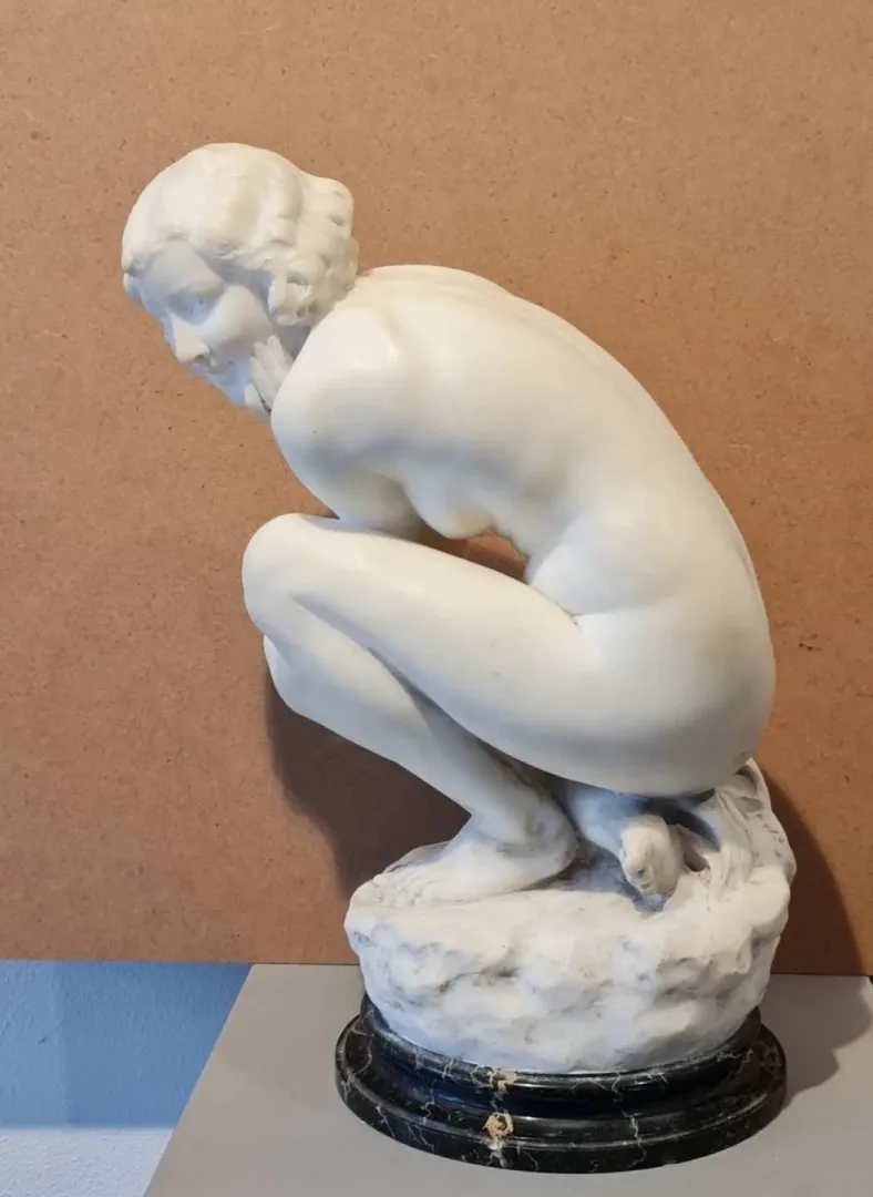 yakınlaştır "Kadın Heykeli" eseri ALFREDO MORELLI tarafından 43x30x21 cm ölçülerinde Carrara Mermeri tekniği ile yapılmıştır.