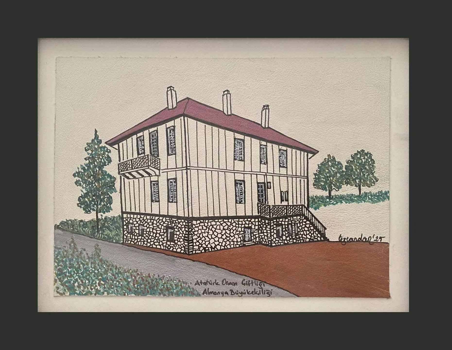 "AOÇ Eski Alman Büyükelçiliği" eseri TEZCAN KARAKUŞ CANDAN tarafından 20x28 cm ölçülerinde Deri üzeri karışık teknik tekniği ile yapılmıştır.