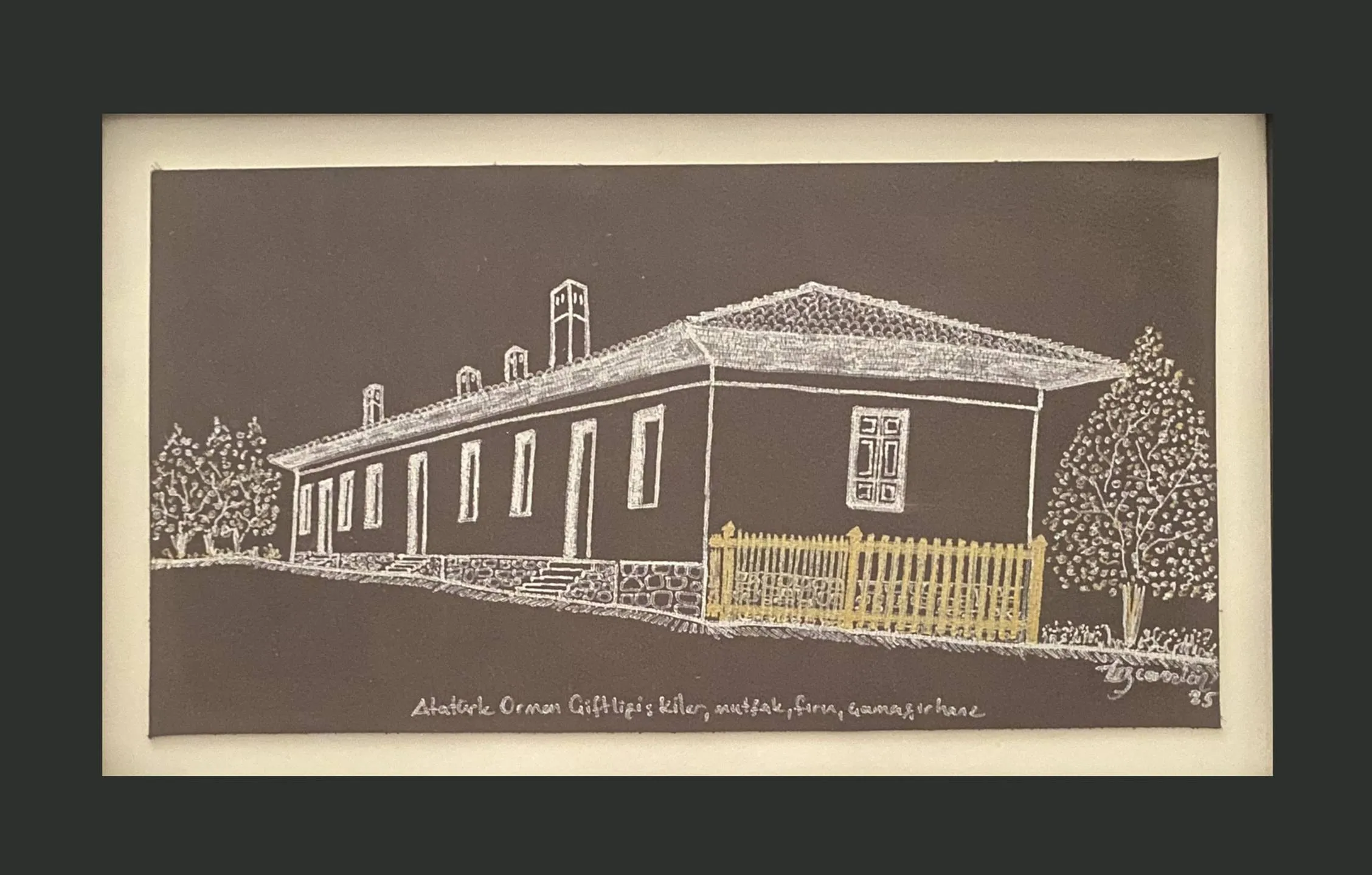 "AOÇ Kiler, Mutfak, Fırın, Çamaşırhane" eseri TEZCAN KARAKUŞ CANDAN tarafından 17x31,5 cm ölçülerinde Deri üzeri karışık teknik tekniği ile yapılmıştır.