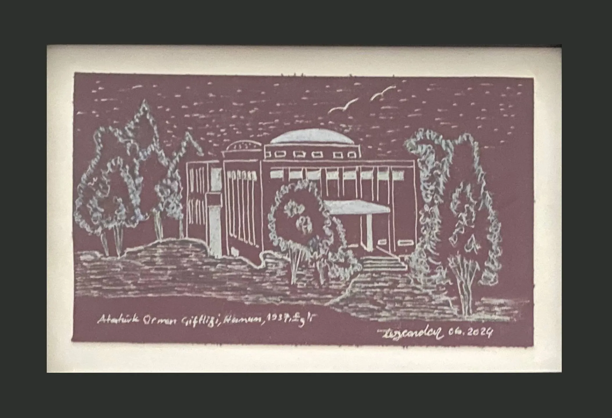 "AOÇ Hamam" eseri TEZCAN KARAKUŞ CANDAN tarafından 15x25 cm ölçülerinde Deri üzeri karışık teknik tekniği ile yapılmıştır.