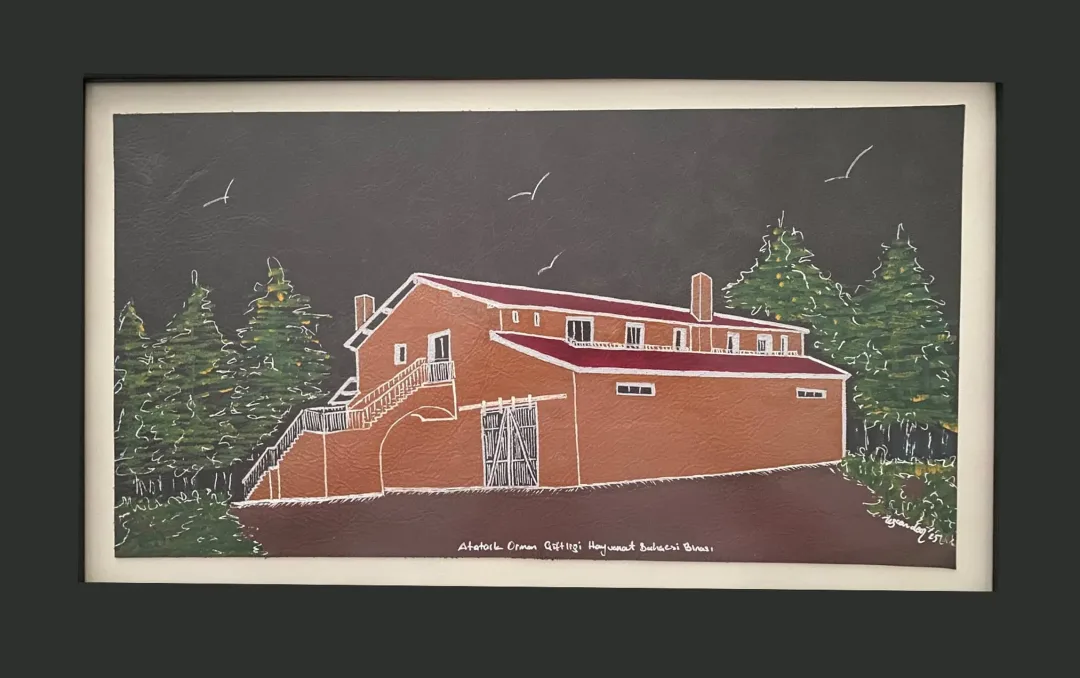 yakınlaştır "AOÇ Hayvanat Bahçesi Binası" eseri TEZCAN KARAKUŞ CANDAN tarafından 25x46,5 cm ölçülerinde Deri üzeri karışık teknik tekniği ile yapılmıştır.