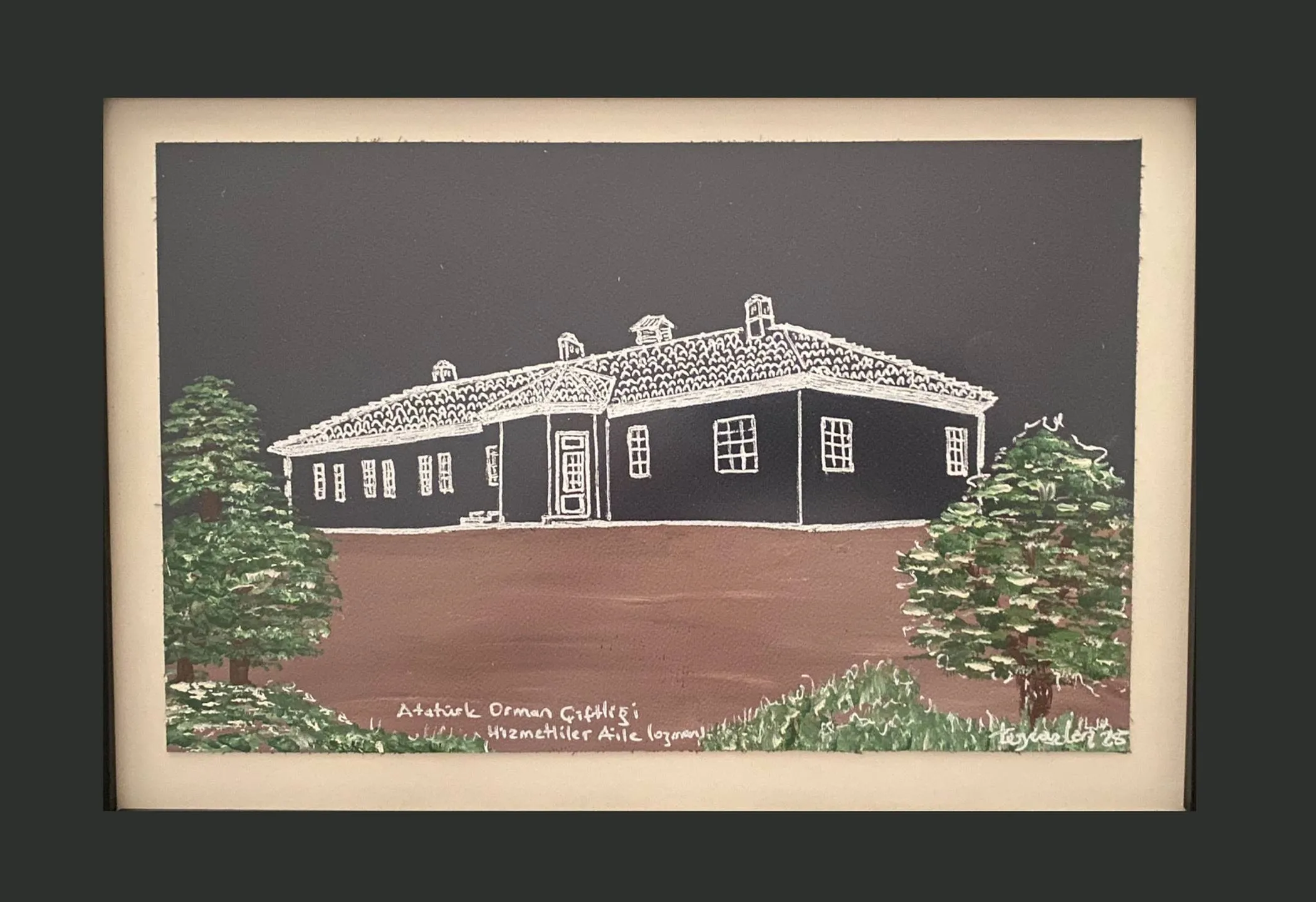"AOÇ Hizmetliler Aile Lojmanı" eseri TEZCAN KARAKUŞ CANDAN tarafından 19x29,5 cm ölçülerinde Deri üzeri karışık teknik tekniği ile yapılmıştır.