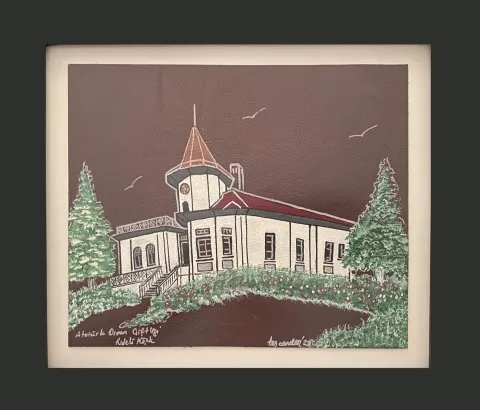 "AOÇ Kuleli Köşk" eseri TEZCAN KARAKUŞ CANDAN tarafından 21x25,5 cm ölçülerinde Deri üzeri karışık teknik tekniği ile yapılmıştır.