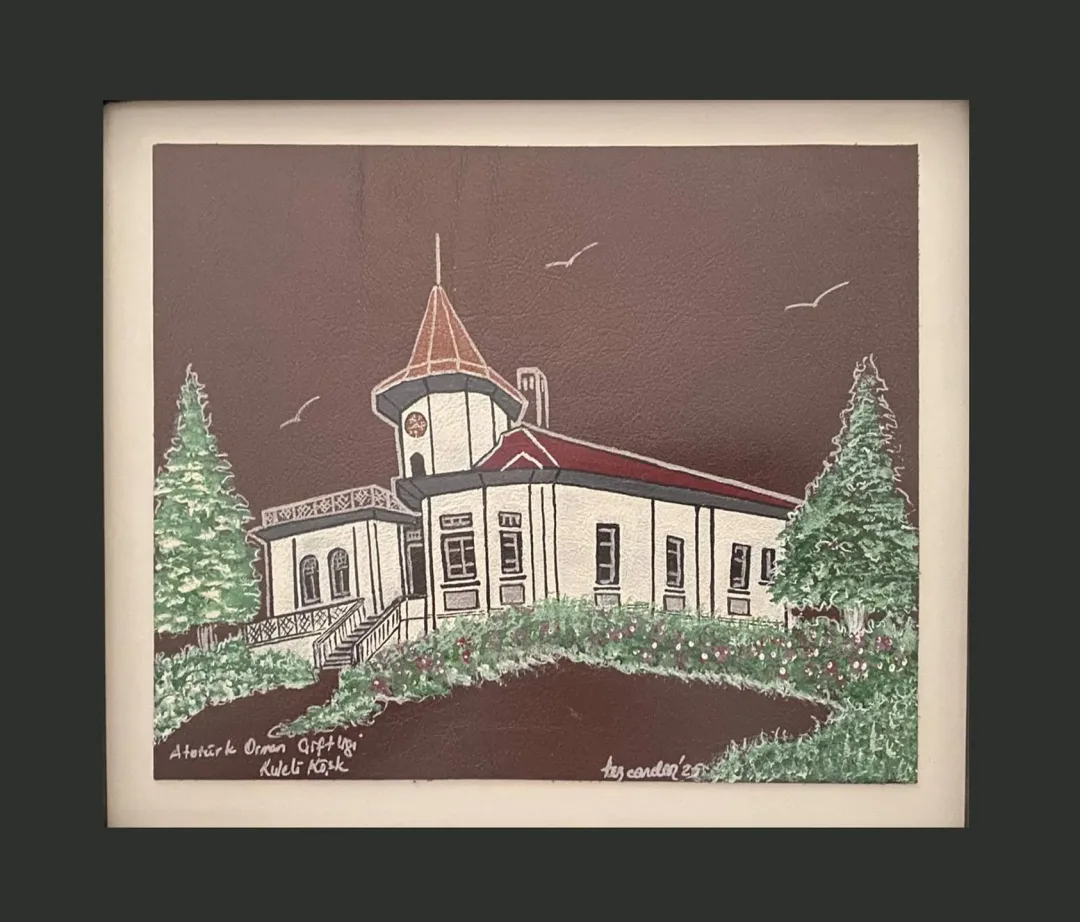 yakınlaştır "AOÇ Kuleli Köşk" eseri TEZCAN KARAKUŞ CANDAN tarafından 21x25,5 cm ölçülerinde Deri üzeri karışık teknik tekniği ile yapılmıştır.