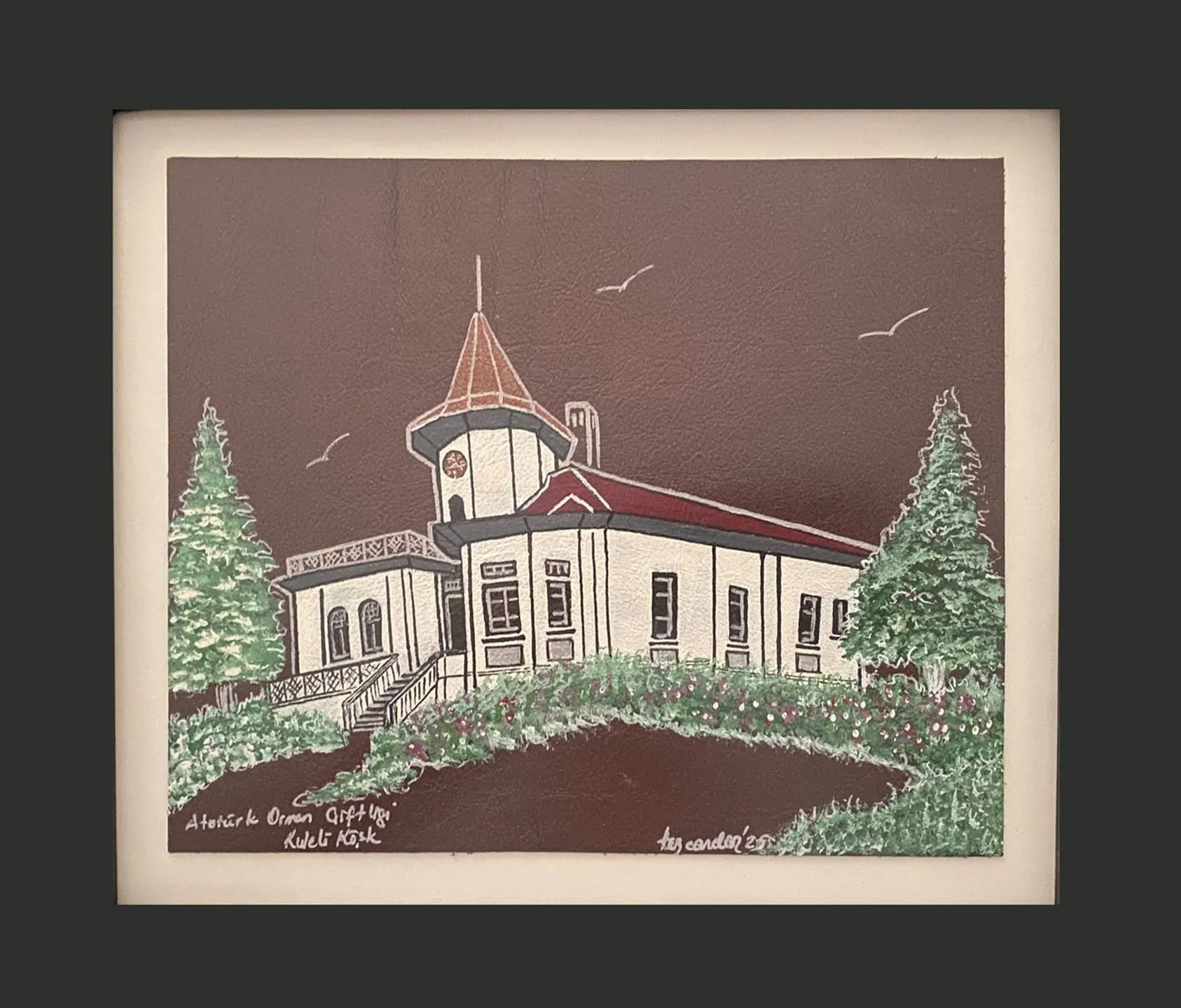 "AOÇ Kuleli Köşk" eseri TEZCAN KARAKUŞ CANDAN tarafından 21x25,5 cm ölçülerinde Deri üzeri karışık teknik tekniği ile yapılmıştır.