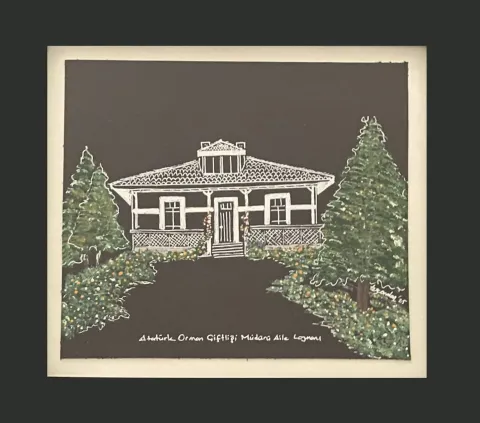 "AOÇ Müdür Aile Lojmanı" eseri TEZCAN KARAKUŞ CANDAN tarafından 25x29 cm ölçülerinde Deri üzeri karışık teknik tekniği ile yapılmıştır.