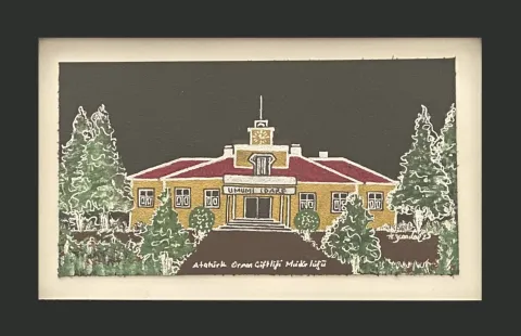 "AOÇ Müdürlük Binası" eseri TEZCAN KARAKUŞ CANDAN tarafından 14x25,5 cm ölçülerinde Deri üzeri karışık teknik tekniği ile yapılmıştır.