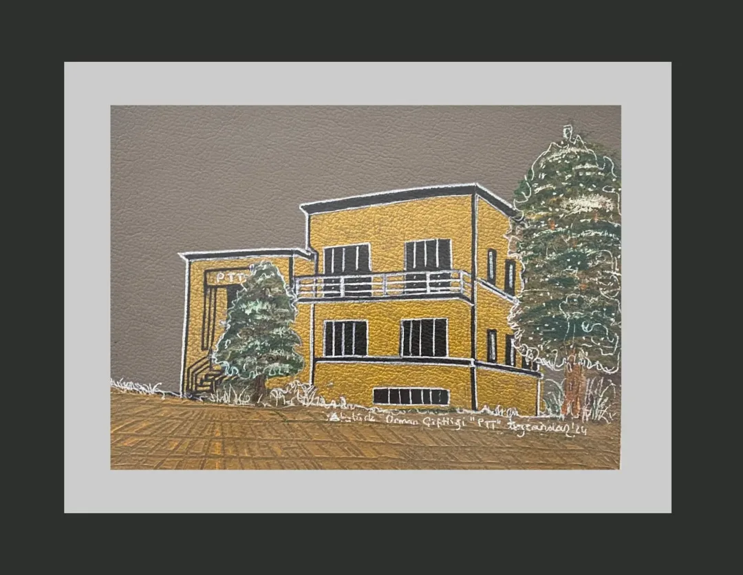 "AOÇ PTT Binası" eseri TEZCAN KARAKUŞ CANDAN tarafından 20x27 cm ölçülerinde Deri üzeri karışık teknik tekniği ile yapılmıştır.