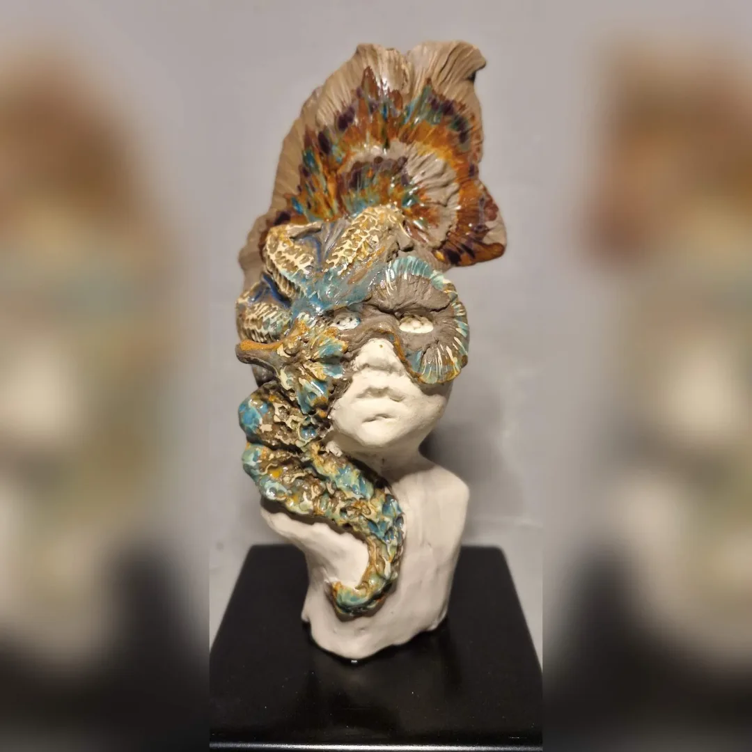 "Nefes" eseri ORÇUN İLTER tarafından 2025 yılında 15x15x32 cm ölçülerinde Stoneware, Serbest elle şekillendirme, 1200 °C tekniği ile yapılmıştır.