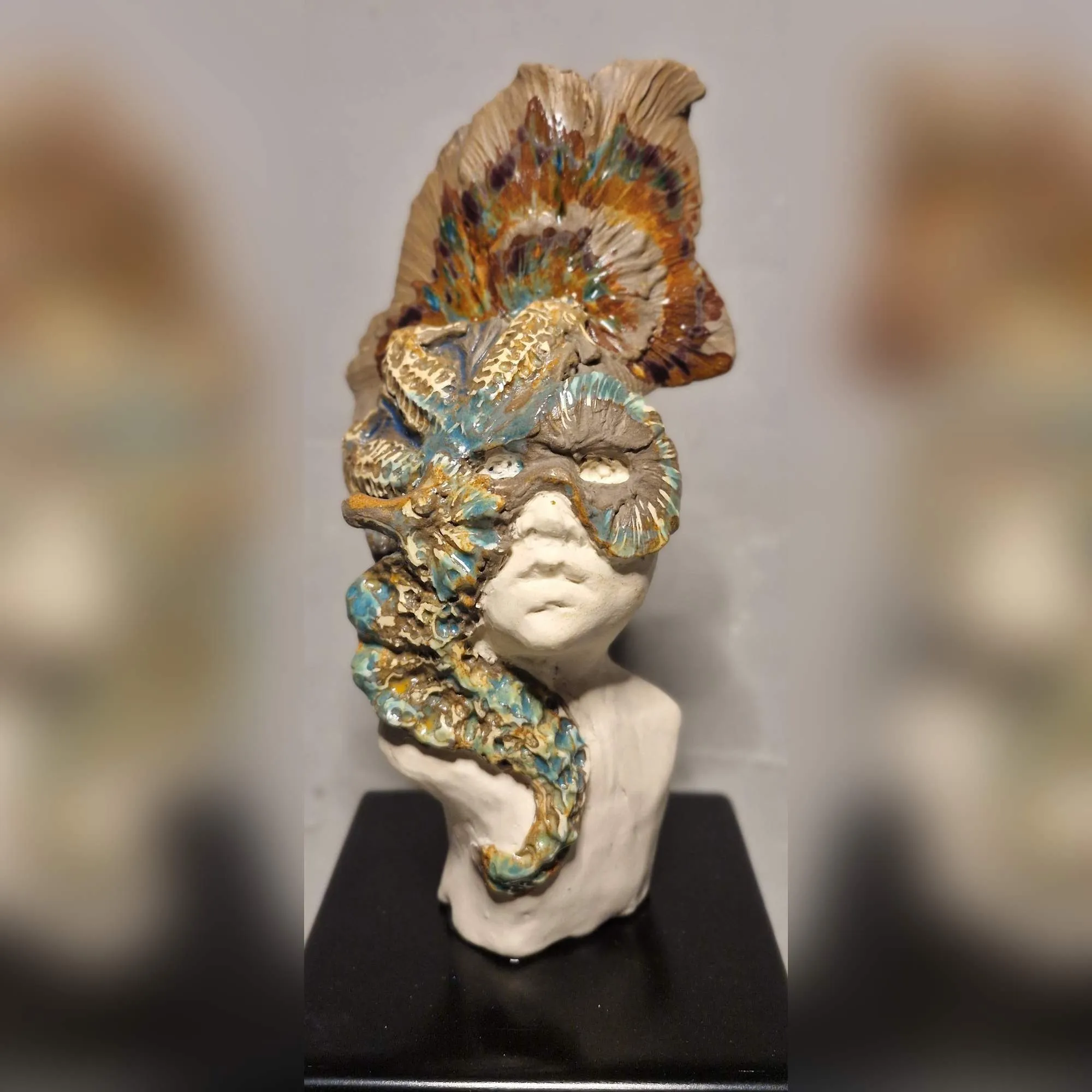 "Nefes" eseri ORÇUN İLTER tarafından 2025 yılında 15x15x32 cm ölçülerinde Stoneware, Serbest elle şekillendirme, 1200 °C tekniği ile yapılmıştır.