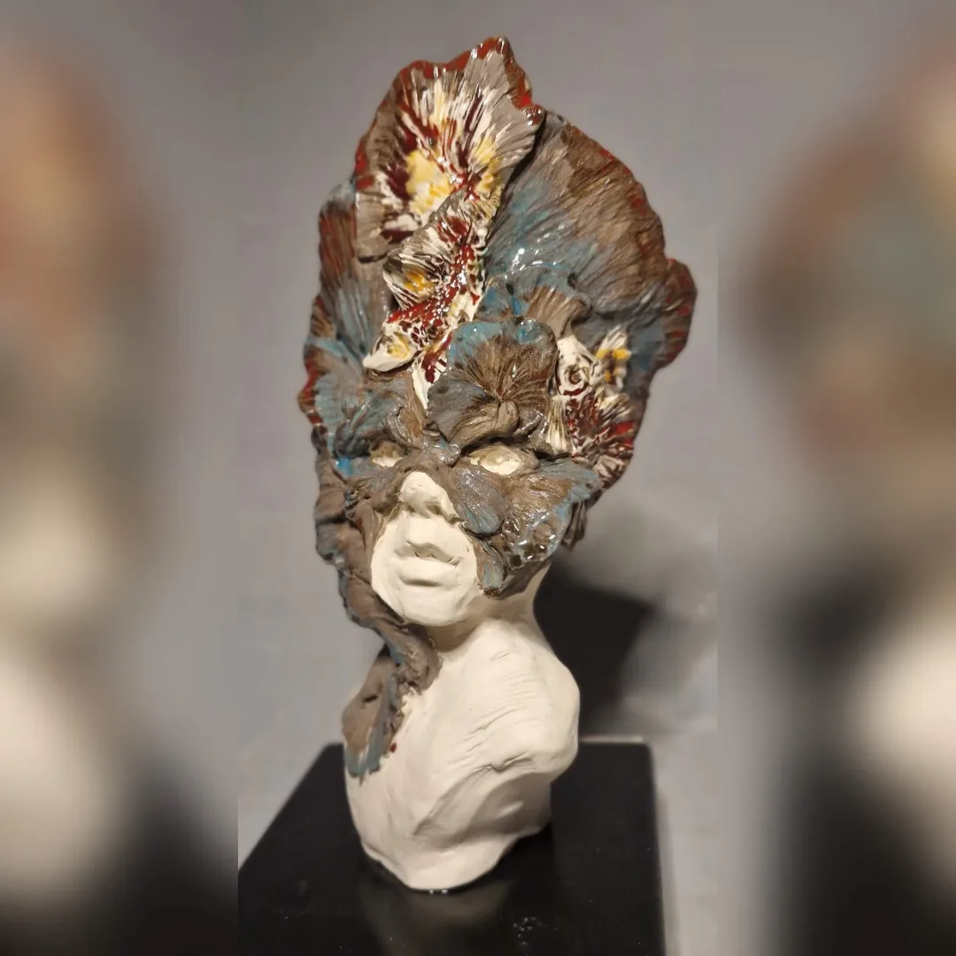 "Huzur" eseri ORÇUN İLTER tarafından 2025 yılında 15x15x32 cm ölçülerinde Stoneware, Serbest elle şekillendirme, 1200 °C tekniği ile yapılmıştır.