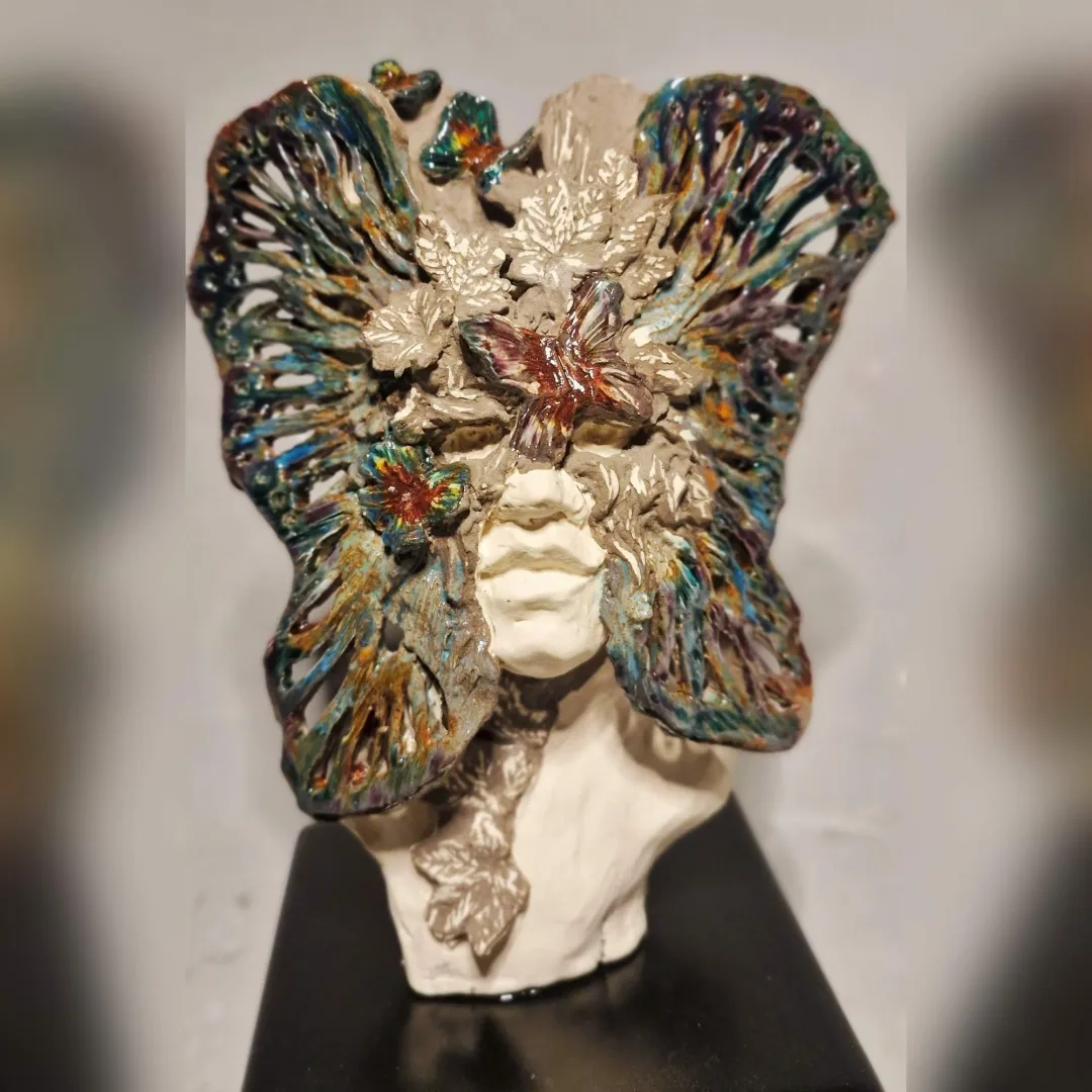 yakınlaştır "Doğa" eseri ORÇUN İLTER tarafından 2025 yılında 15x15x30 cm ölçülerinde Stoneware, Serbest elle şekillendirme, 1200 °C tekniği ile yapılmıştır.