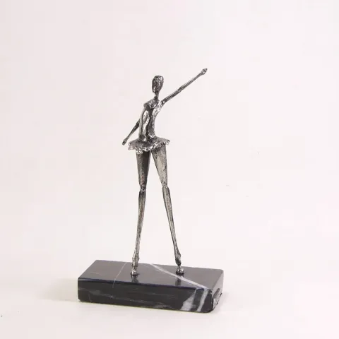 ÖZER AKTAŞ — “Balerin”, 2025 "Balerin" eseri ÖZER AKTAŞ tarafından 2025 yılında 18x11x5 cm ölçülerinde Demir kaynak tekniği ile yapılmıştır.