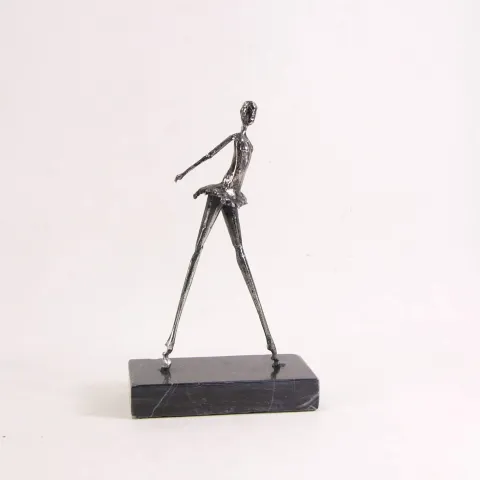 ÖZER AKTAŞ — “Balerin”, 2025 "Balerin" eseri ÖZER AKTAŞ tarafından 2025 yılında 16x10x5 cm ölçülerinde Demir kaynak tekniği ile yapılmıştır.