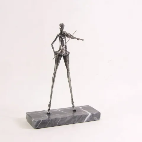 ÖZER AKTAŞ — “Kemancı”, 2025 "Kemancı" eseri ÖZER AKTAŞ tarafından 2025 yılında 17x14x5 cm ölçülerinde Demir kaynak tekniği ile yapılmıştır.