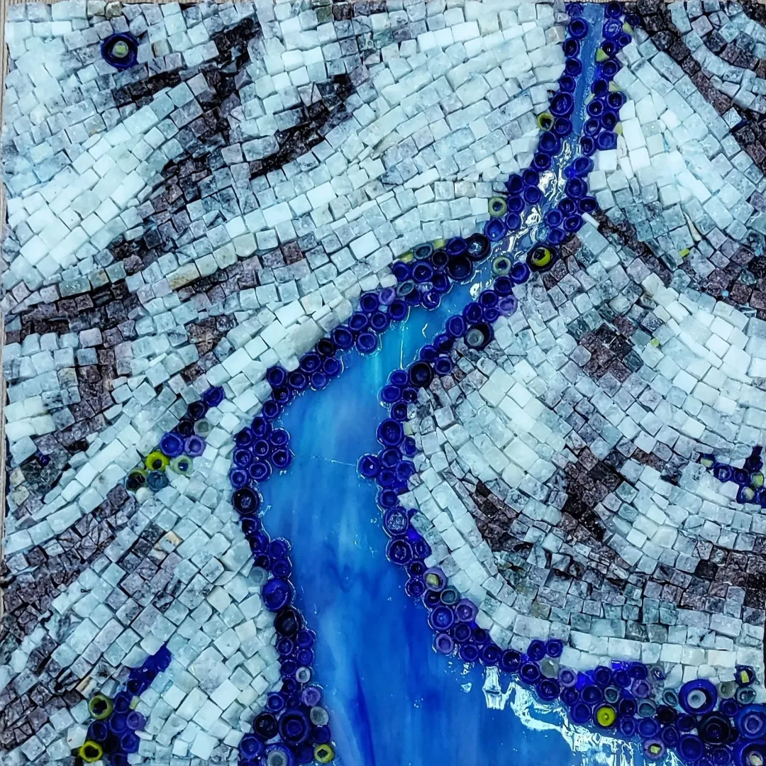 "isimsiz" eseri SULTAN KEMİKKIRAN tarafından 2025 yılında 25x25 cm ölçülerinde Mozaik tekniği ile yapılmıştır.