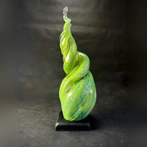 TAHA BAYDAR — “isimsiz”, 2025 "isimsiz" eseri TAHA BAYDAR tarafından 2025 yılında 32x14x14 cm ölçülerinde Sıcak Cam Şekillendirme tekniği ile yapılmıştır.