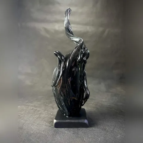 TAHA BAYDAR — “isimsiz”, 2025 "isimsiz" eseri TAHA BAYDAR tarafından 2025 yılında 32x13x13 cm ölçülerinde Sıcak Cam Şekillendirme tekniği ile yapılmıştır.