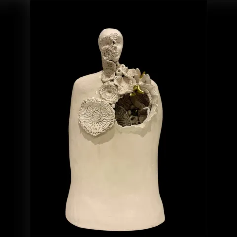 "isimsiz" eseri SEDA KÜÇÜKÇAKIR tarafından 2025 yılında 25x25 cm ölçülerinde Seramik tekniği ile yapılmıştır.