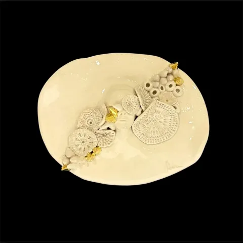 "isimsiz" eseri SEDA KÜÇÜKÇAKIR tarafından 2025 yılında 25x25 cm ölçülerinde Seramik tekniği ile yapılmıştır.