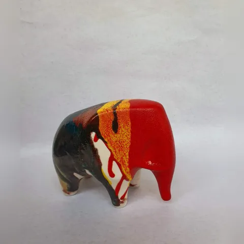 ATİLLA ÇAKIR — “Küçük boy fil”, 2025 "Küçük boy fil" eseri ATİLLA ÇAKIR tarafından 2025 yılında 15x6x8 cm ölçülerinde Seramik tekniği ile yapılmıştır.