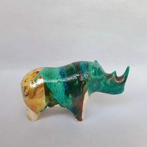 ATİLLA ÇAKIR — “Küçük boy gergedan”, 2025 "Küçük boy gergedan" eseri ATİLLA ÇAKIR tarafından 2025 yılında 22x8x18 cm ölçülerinde Seramik tekniği ile yapılmıştır.