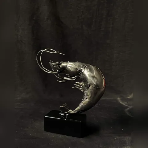 MÜCAHİT DİYAR ARIZ — “Karides”, 2025 "Karides" eseri MÜCAHİT DİYAR ARIZ tarafından 2025 yılında 20x21x6 cm ölçülerinde Metal heykel tekniği ile yapılmıştır.