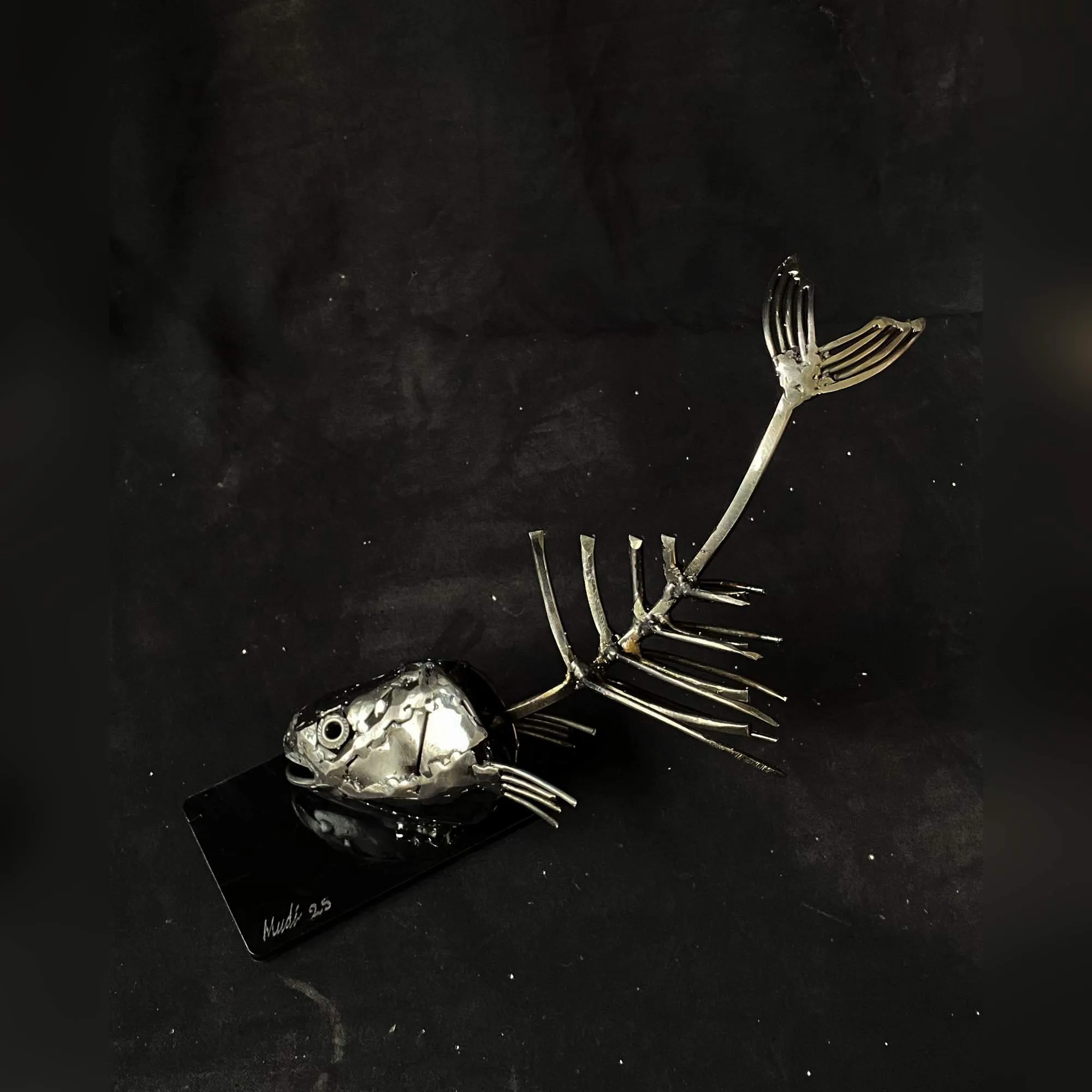 "Kılçık-III" eseri MÜCAHİT DİYAR ARIZ tarafından 2025 yılında 29x16x14 cm ölçülerinde Metal heykel tekniği ile yapılmıştır.