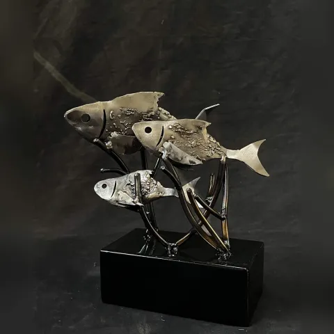MÜCAHİT DİYAR ARIZ — “Trio”, 2025 "Trio" eseri MÜCAHİT DİYAR ARIZ tarafından 2025 yılında 18x20x13 cm ölçülerinde Metal heykel tekniği ile yapılmıştır.