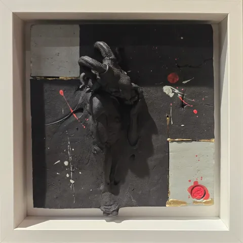 BUĞRA ÖZER — “isimsiz”, 2025 "isimsiz" eseri BUĞRA ÖZER tarafından 2025 yılında 22x22x5 cm ölçülerinde 63x63 cm, Stoneware Seramik Çamuru Serbest, Elle Şekillendirme Karışık Teknik 1245 C° tekniği ile yapılmıştır.