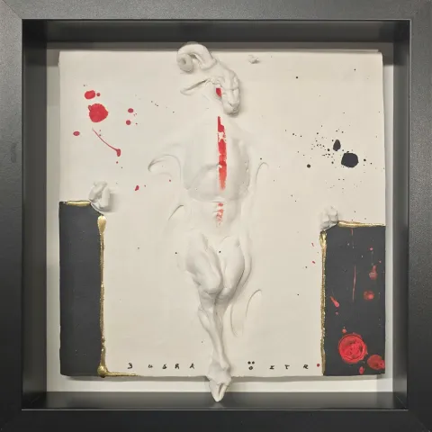 BUĞRA ÖZER — “isimsiz”, 2025 "isimsiz" eseri BUĞRA ÖZER tarafından 2025 yılında 22x22x5 cm ölçülerinde 63x63 cm, Stoneware Seramik Çamuru Serbest, Elle Şekillendirme Karışık Teknik 1245 C° tekniği ile yapılmıştır.