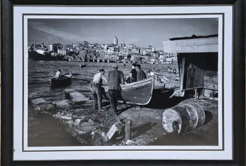 "Haliç'ten Galata Kulesi'ne Bakış" eseri ARA GÜLER tarafından 69.5x103 cm ölçülerinde Fotoğraf tekniği ile yapılmıştır.