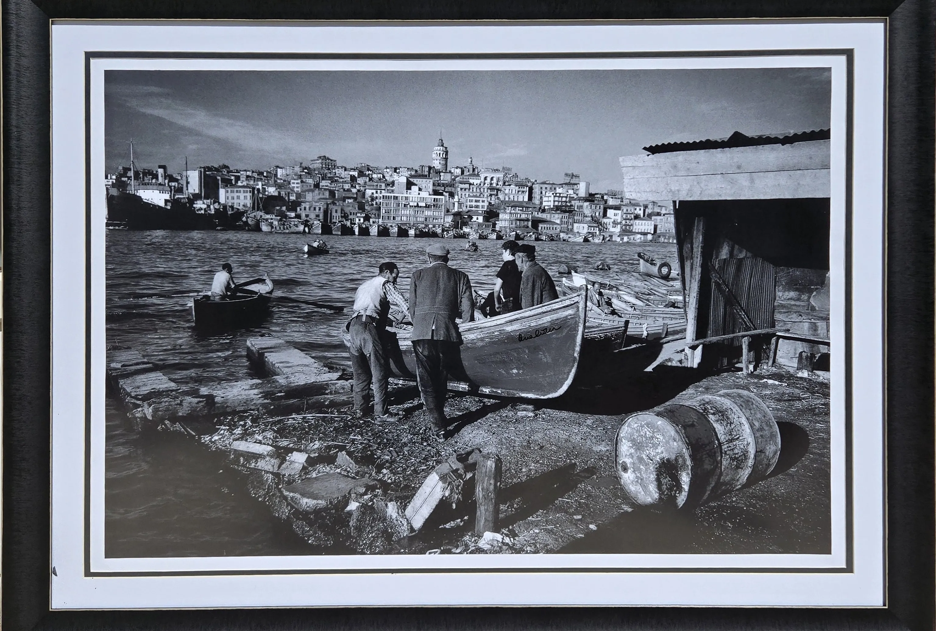 "Haliç'ten Galata Kulesi'ne Bakış" eseri ARA GÜLER tarafından 69.5x103 cm ölçülerinde Fotoğraf tekniği ile yapılmıştır.
