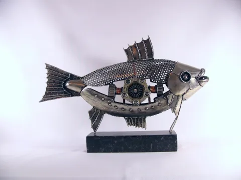 ÖZER AKTAŞ — “Büyük Balık”, 2025 "Büyük Balık" eseri ÖZER AKTAŞ tarafından 2025 yılında 37x53x10 cm ölçülerinde Demir yontu tekniği ile yapılmıştır.