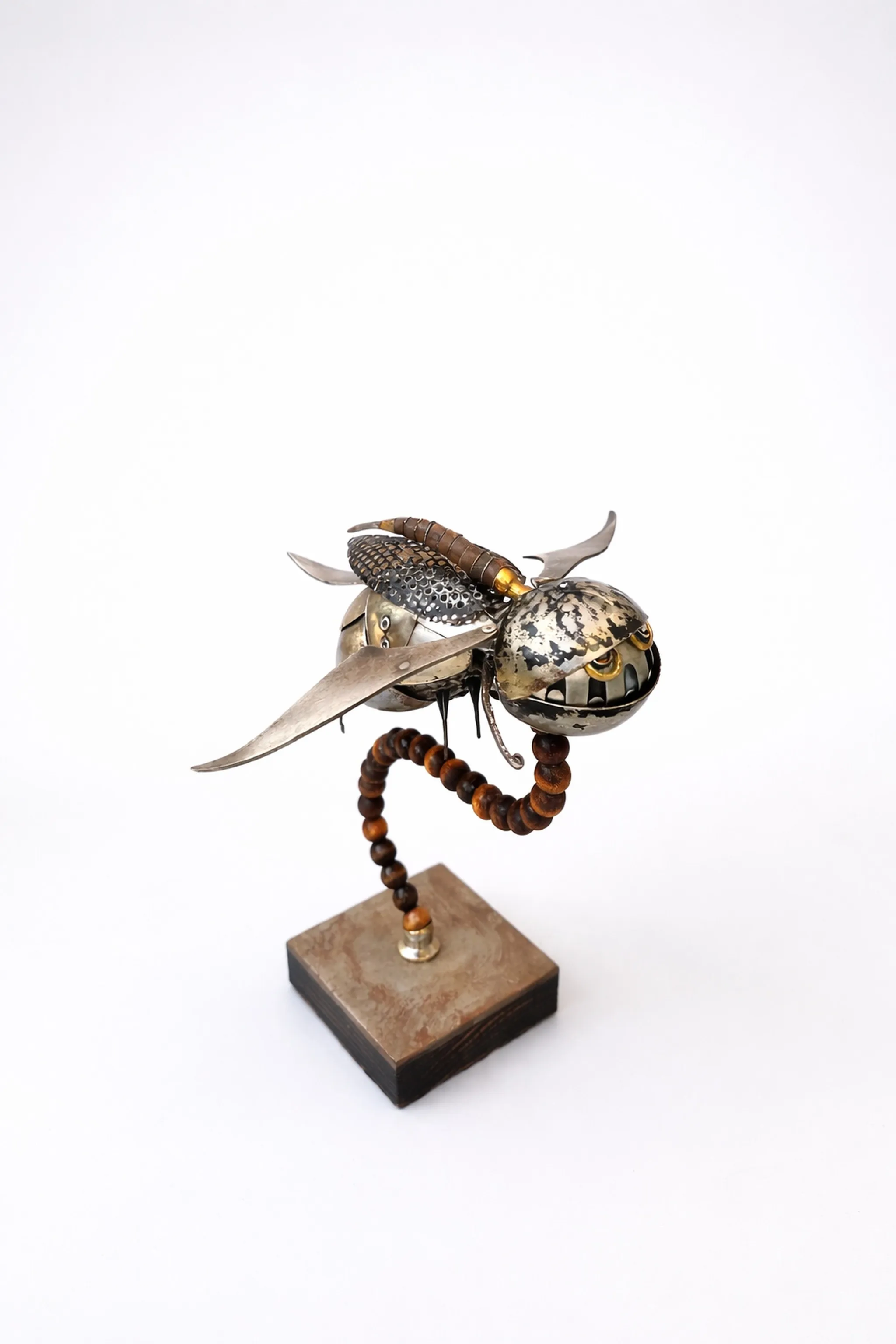 "Atom" eseri SERKAN ERKOÇ tarafından 2025 yılında 36x22x20 cm ölçülerinde Metal heykel tekniği ile yapılmıştır.