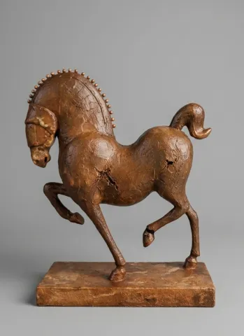 CEM GÜNEY ÇEVİKBAŞ — “Likyanın atları”, 2026 "Likyanın atları" eseri CEM GÜNEY ÇEVİKBAŞ tarafından 2026 yılında 45x50x20 cm ölçülerinde Malzeme demir tozu ve reçine döküm tekniği ile yapılmıştır.