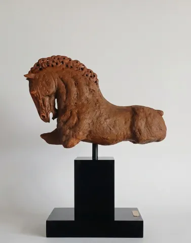 CEM GÜNEY ÇEVİKBAŞ — “Likyanın atları”, 2026 "Likyanın atları" eseri CEM GÜNEY ÇEVİKBAŞ tarafından 2026 yılında 60x50x20 cm ölçülerinde Malzeme demir tozu ve reçine döküm tekniği ile yapılmıştır.