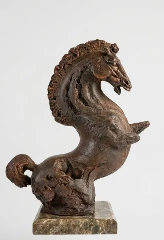 CEM GÜNEY ÇEVİKBAŞ — “Likyanın atları”, 2026 "Likyanın atları" eseri CEM GÜNEY ÇEVİKBAŞ tarafından 2026 yılında 80x50x25 cm ölçülerinde Malzeme demir tozu ve reçine döküm tekniği ile yapılmıştır.